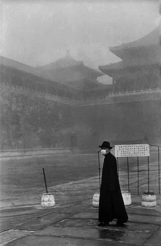 henricartierbresson-A+visitor+to+the+Forbidden+City,+Beijing,+December+1948.+©+Fondation+Henri+Cartier-Bresson+_+Magnum+Photos.jpg
