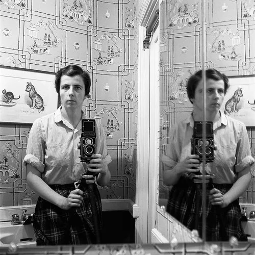 vivianmaier-06HEIR-articleLarge132de62249707628437f3612845b425e.jpg