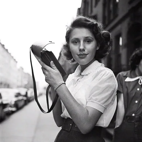 vivianmaier-06HEIR-articleLarge5b4b70b7271eca1b7312a254_vivian-maier-New-York-1952-59.jpg