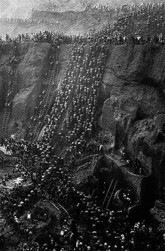 sebastiaosalgado-Sebastiao-Salgado-Serra-Pelada-Brazil-SOL-LDN.jpg