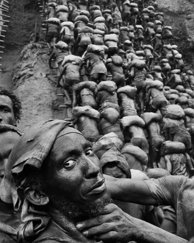 sebastiaosalgago-surreal-photos-from-the-serra-pelada-gold-mine-brazil-v0-6a6cjcqpv34e1.jpg