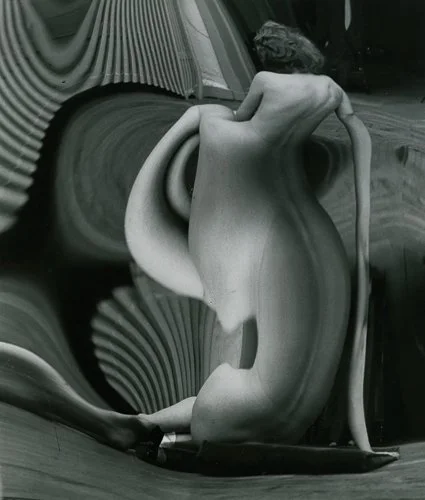 andrekertesz-corkingallery-andr-kert-sz-distortion-82-paris-1933.jpg