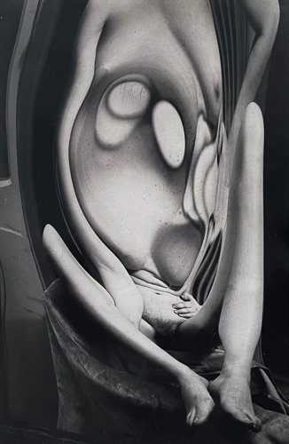 andrekertesz-jacksonfineart-andr-kert-sz-distortion-117-1933.jpg