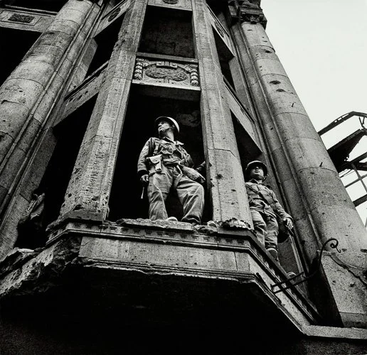 donmccullin-mccullin-american-troops-looking-across-the-wall.jpg