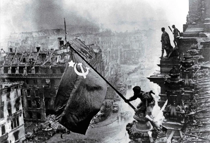 yevgenykhaldei-Raising+a+Flag+over+the+Reichstag+Yevgeny+Khaldei+1945.jpg