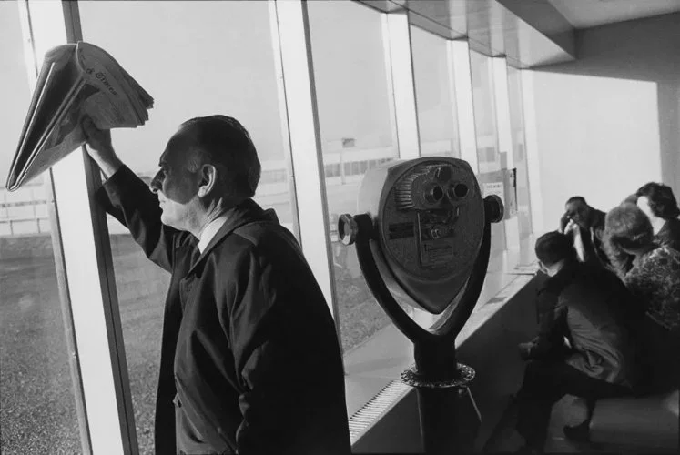 garrywinogrand-Garry-Winogrand-Street-Photography-airport-1000x669.jpg