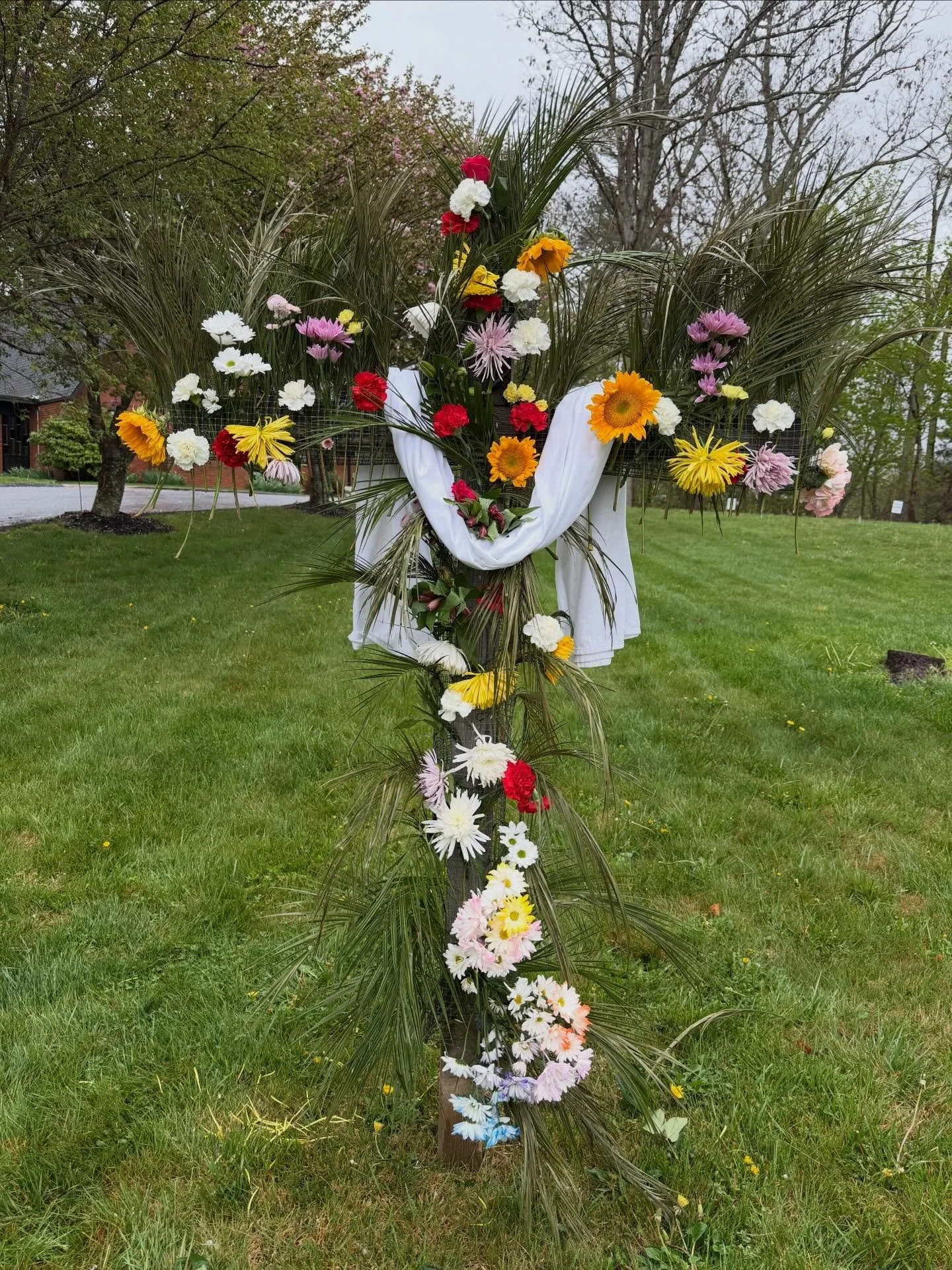 ☦️🌷🌻🪻🌸💐It&rsquo;s a day of Resurrection. And, with Christ we&rsquo;ve been transformed to live as Easter People. 

The cross is covered in flowers.
A sign that what was meant for death is becoming something new.

Love is stronger than death. 

M