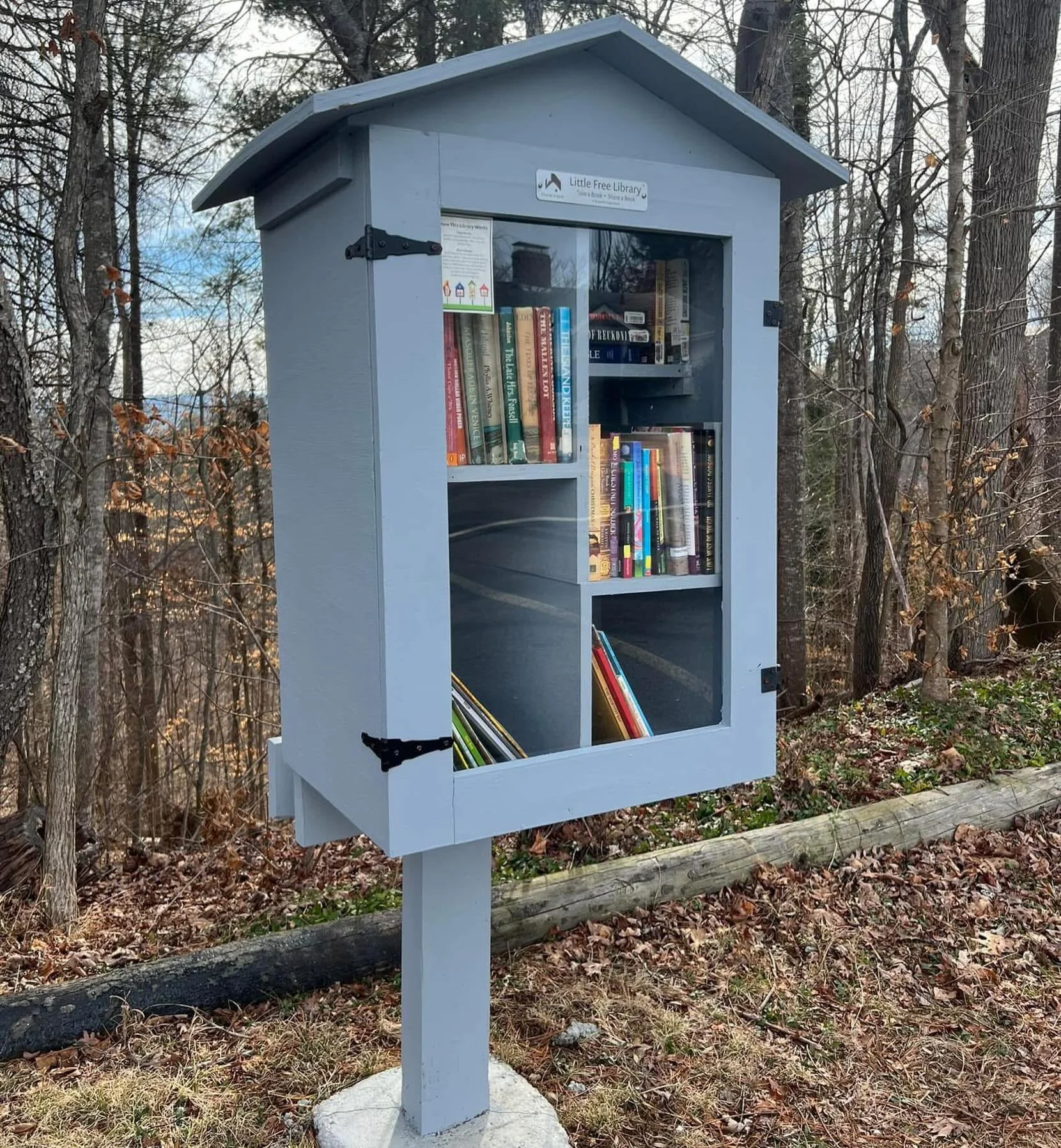 🦋📚 It&rsquo;s 9/25, Dolly Parton Day, a nod to &ldquo;9 to 5.&rdquo;

Dolly&rsquo;s Imagination Library puts books into children&rsquo;s hands. 

Here at Mars Hill United Methodist Church, our little lending library offers that same simple gift to 