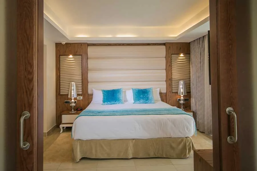 mirage club swim up suite c - Groups Department.jpg