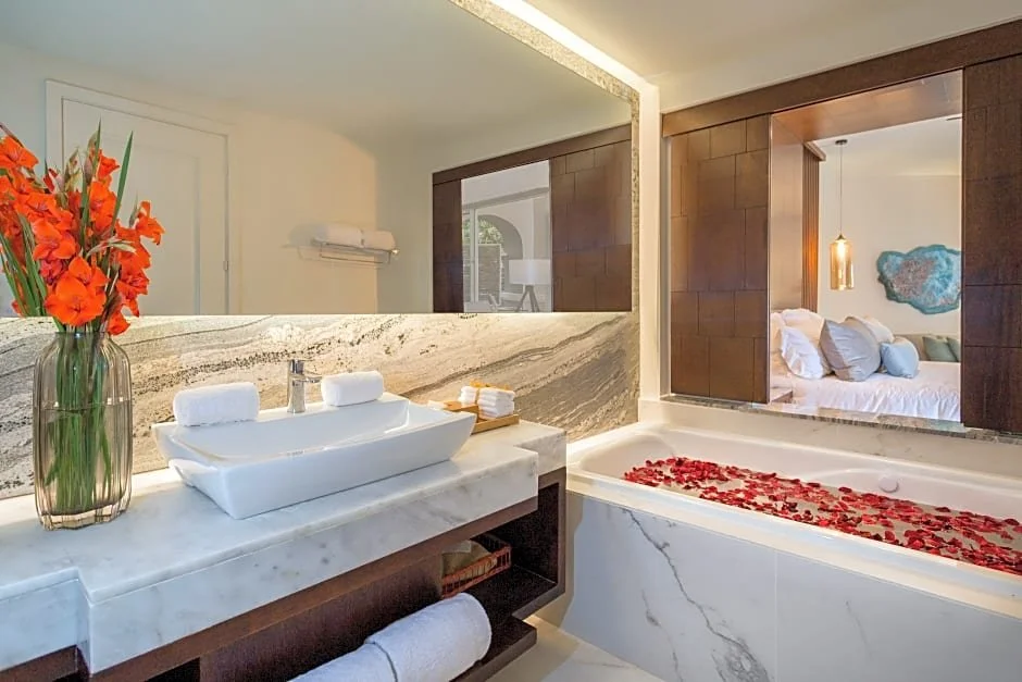 Junior Suite Tropical View King - Groups Department.jpg