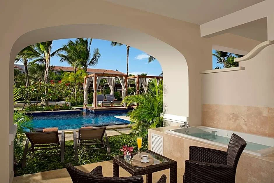Preferred Club Junior Suite Swim Up (1).jpg