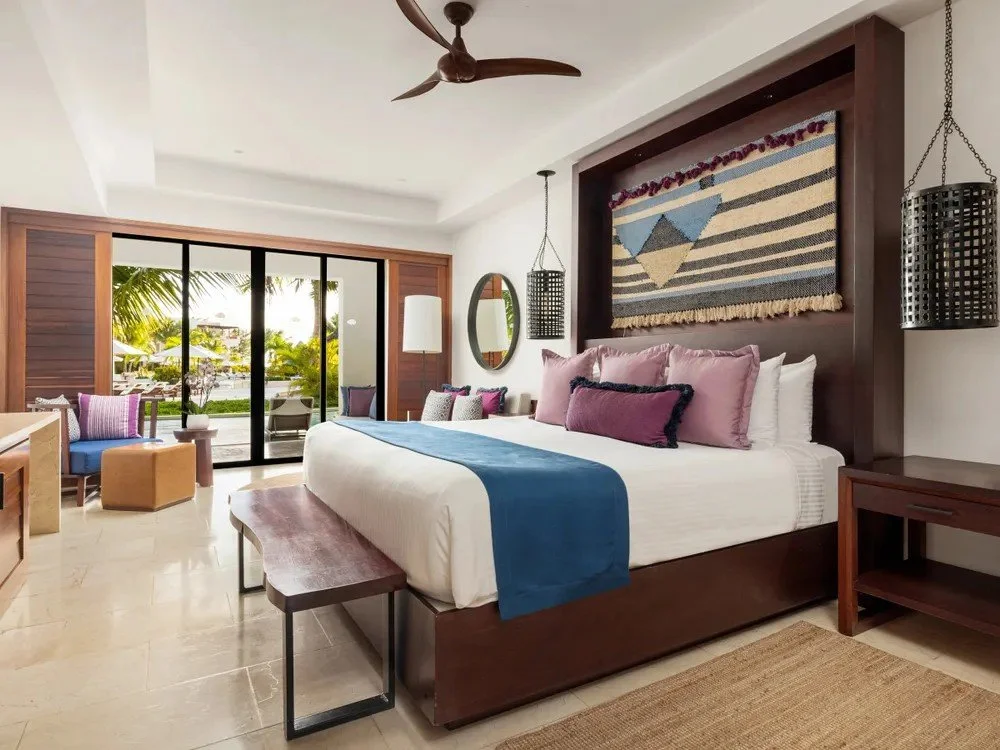 Junior Suite Swim Out King Bed - Dianne Manto.jpg