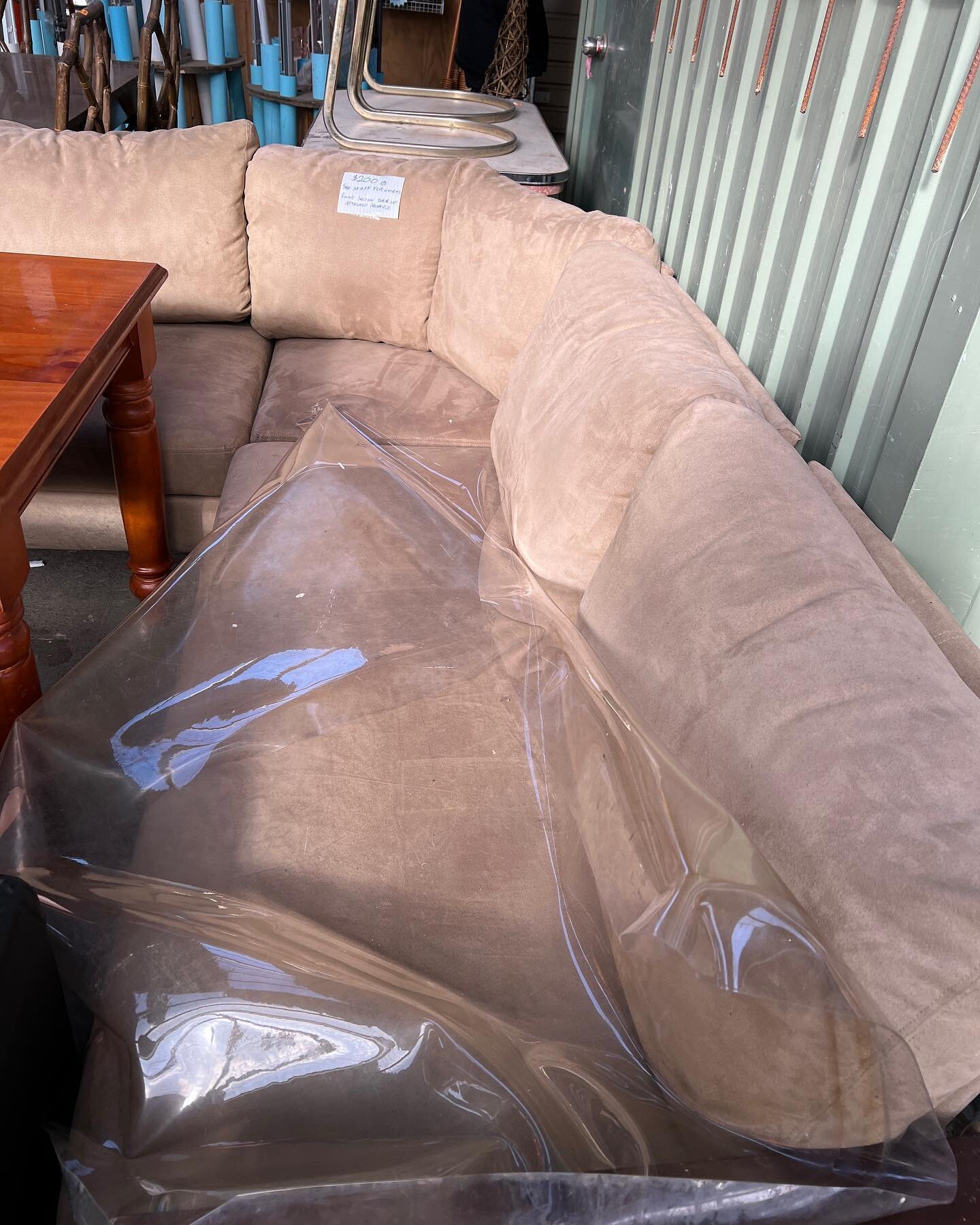 We have a great condition and very cosy corner lounge in the shop. Perfect for you and your family/friends to gather around on. The fabric is in great condition, and there are some extras that come with it, including a detachable side table 🛋 #couch