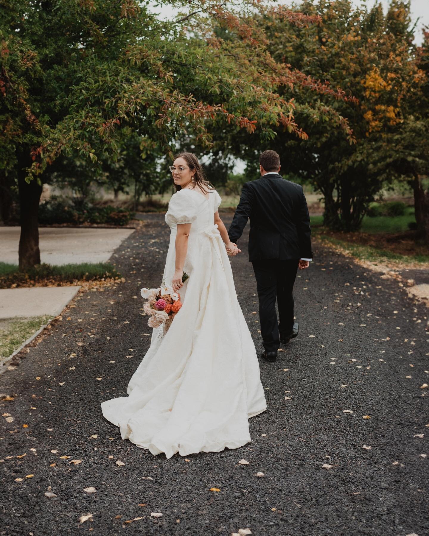 Moments before showtime ✨ 
Lindsey + Lucy 
.
.
.
.
.
#orangeweddingphotography #centralwestweddings #heyheyhellomay #togetherjournal