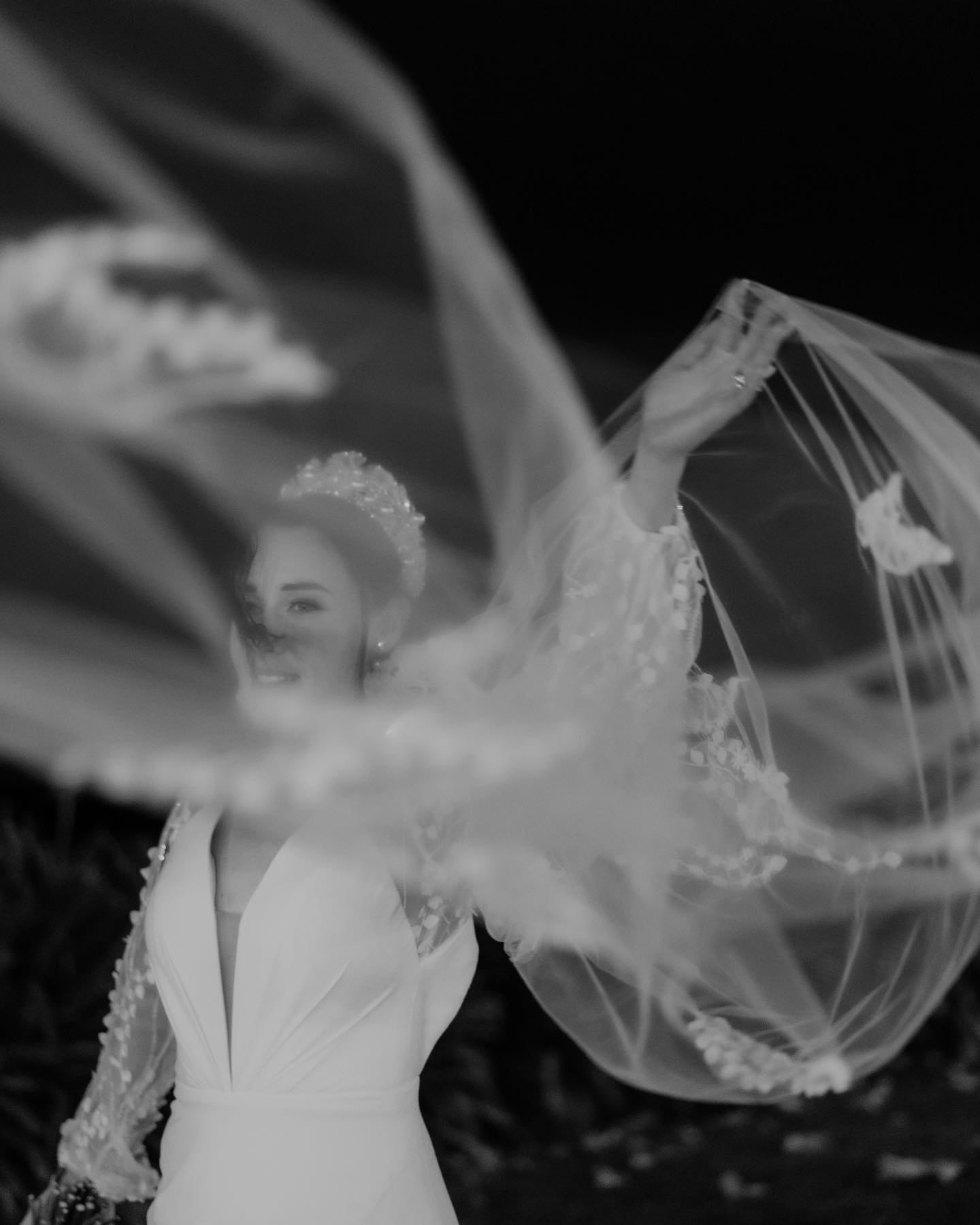 When you make wrangling your veil look elegant and effortless 😅 
.
.
.
#orangenswwedding #weddingphotographyorange #togetherjournal #centralwestweddings #canberraweddings #heyheyhellomay