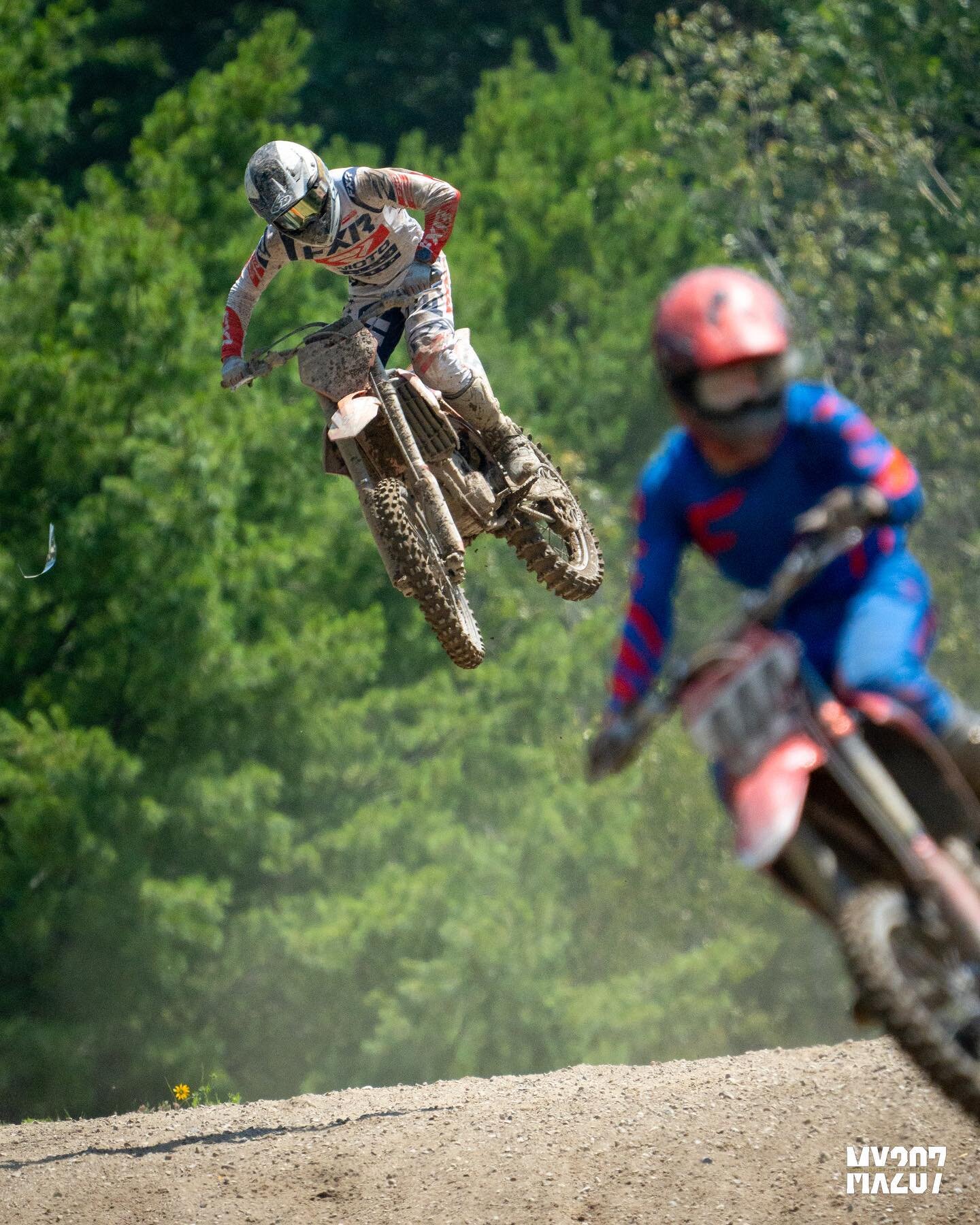 Style points for these guys 🙌🏻 the @6dhelmets looking good! Score yourself a 40% off 6D code by purchasing $60 or more on 207 merch (link in bio)!! We have a handful of discount codes to give out, place your order by Saturday to have a shot at gett