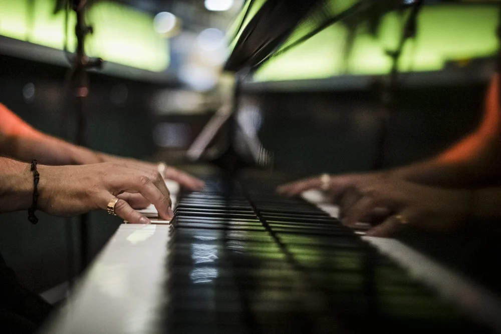 LIVE MUSIC