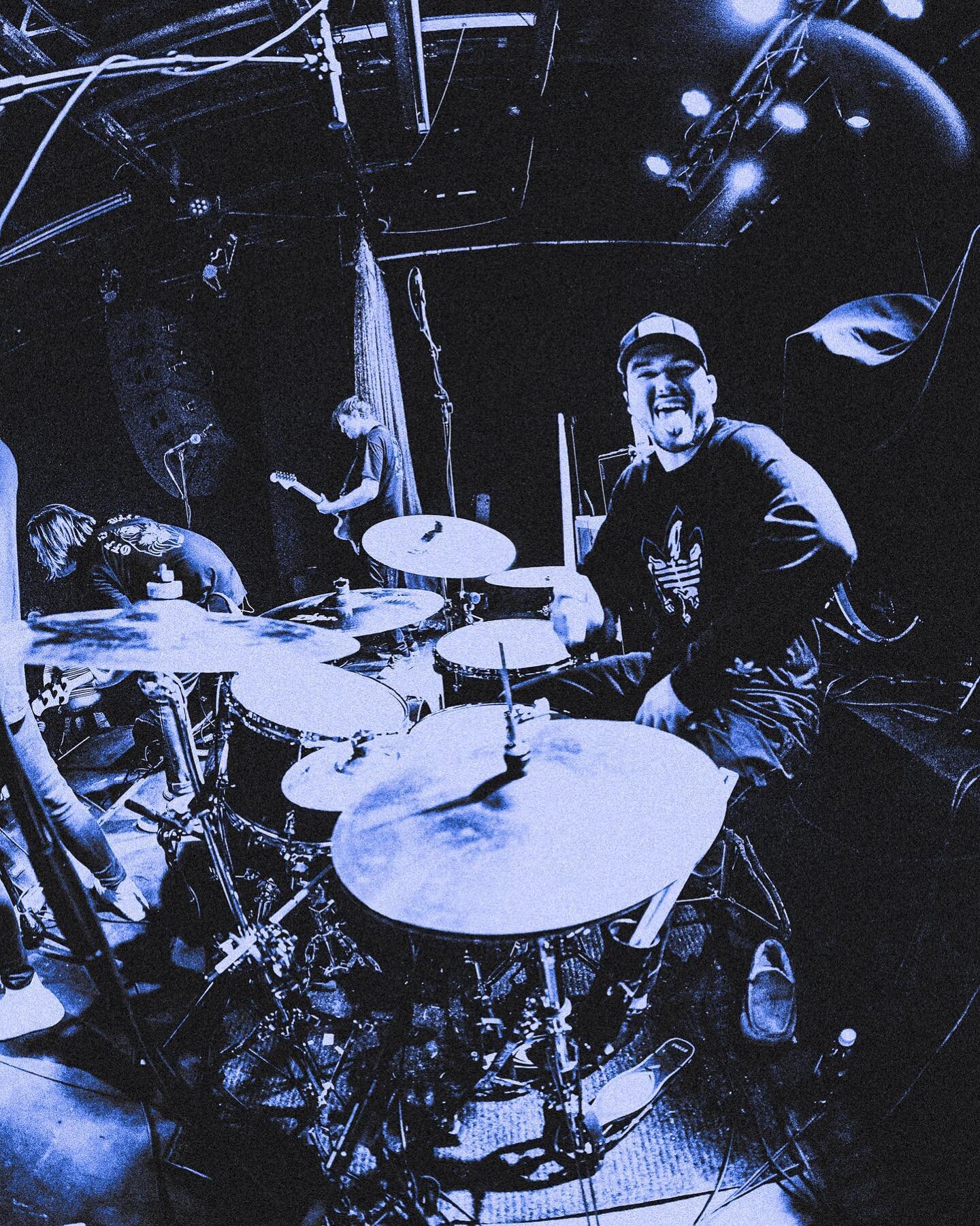 4 shows left with @unwellband ! Been the time of my life if you couldn&rsquo;t tell from my face 🤘
📸: @_kidleo ⚡️ 
.
.
.
.
.
.
.

#sjcdrums #sjccustom #zildjiancymbals #vaterdrumsticks #remoheads #youtubedrummer #drum #poppunk #unwell