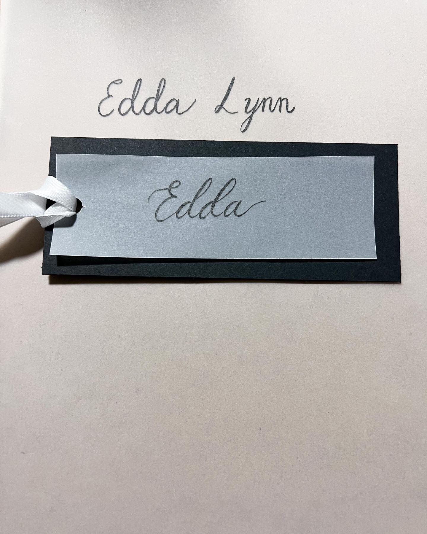 💁🏻&zwj;♀️Wedding Tip Wednesday- If you want to DIY stuff, go for it, but if it&rsquo;s a brand new skill set, take a class to see if it&rsquo;s something you truly want to commit to!

📚 A few months ago I took a class with @handletteredbytiffany o