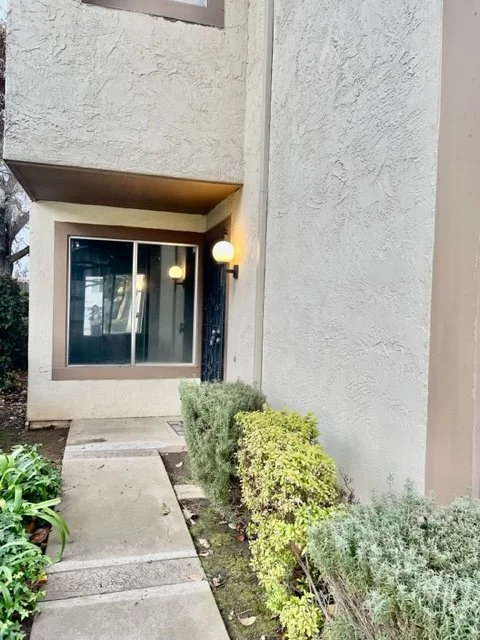 2584 Rio Bravo Circle, Sacramento, CA 95826 - THREE BEDROOM TOWNHOUSE DUPLEX