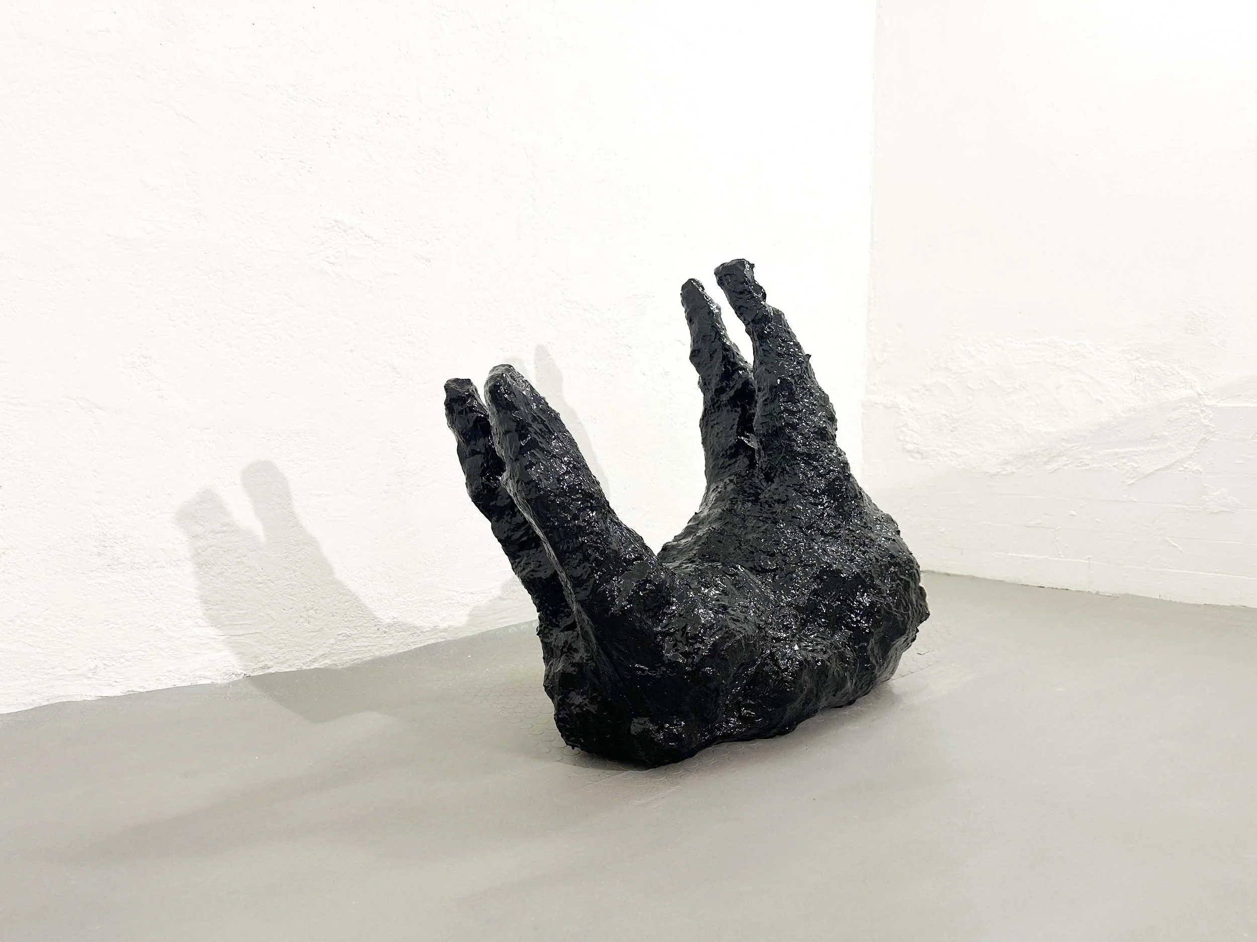 THE BLACK SHEEP
Plaster, acrylic paint and resin
45 x 55 x 30 cm
2026