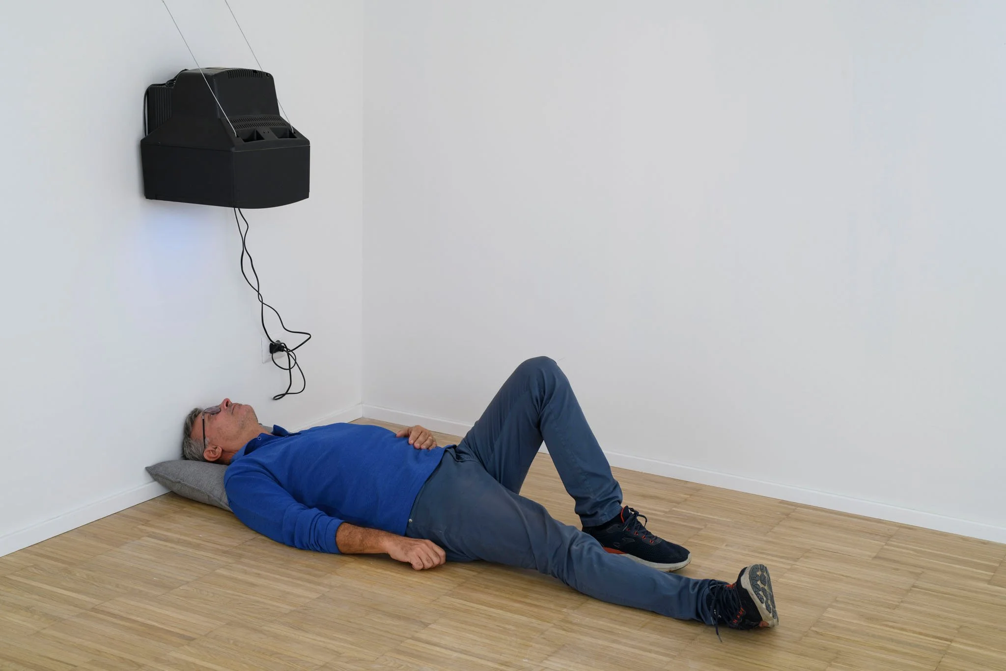 Janneke Leenders, “You Are Not Dead You Are Just Sleeping”, 2023, video installation, 
courtesy Gilda Lavia, ph Giorgio Benni