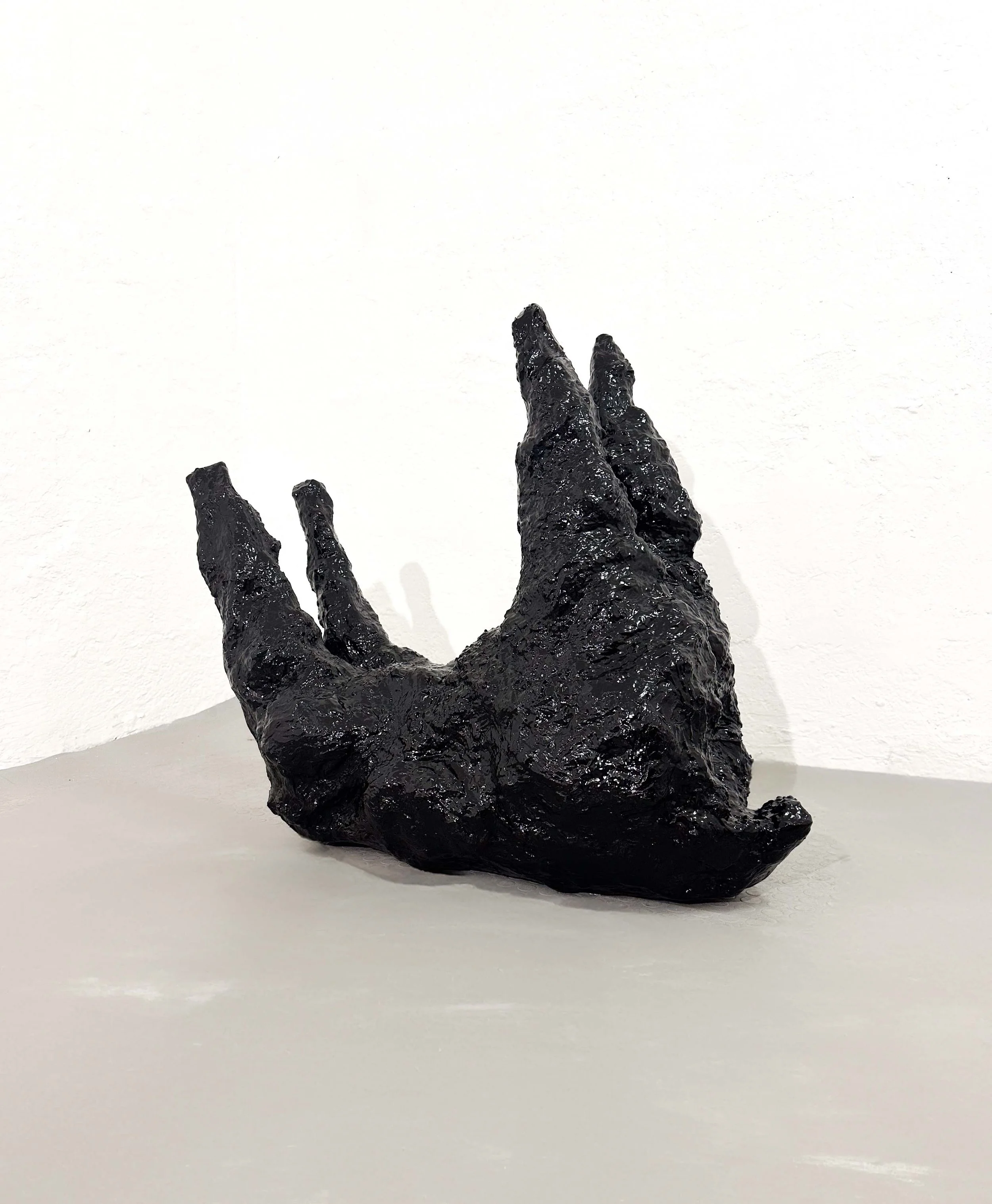 THE BLACK SHEEP
Plaster, acrylic paint and resin
45 x 55 x 30 cm
2026