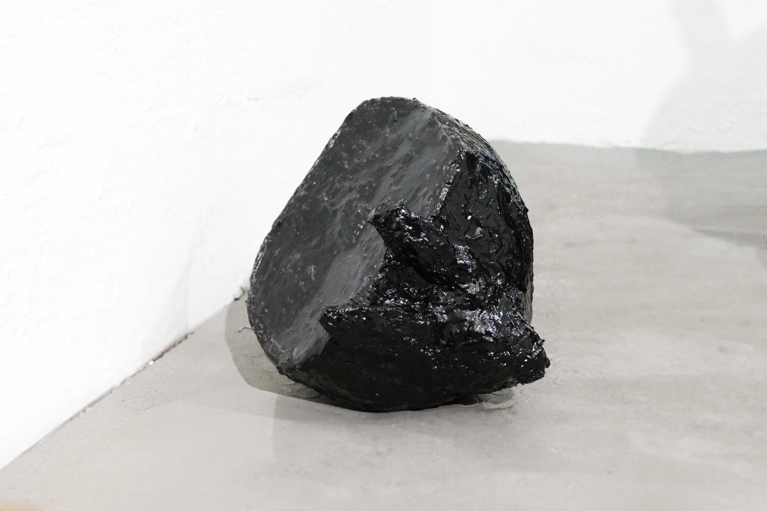 BB
25 x 27 x 25 cm 
Plaster, acrylic paint and resin 
2026