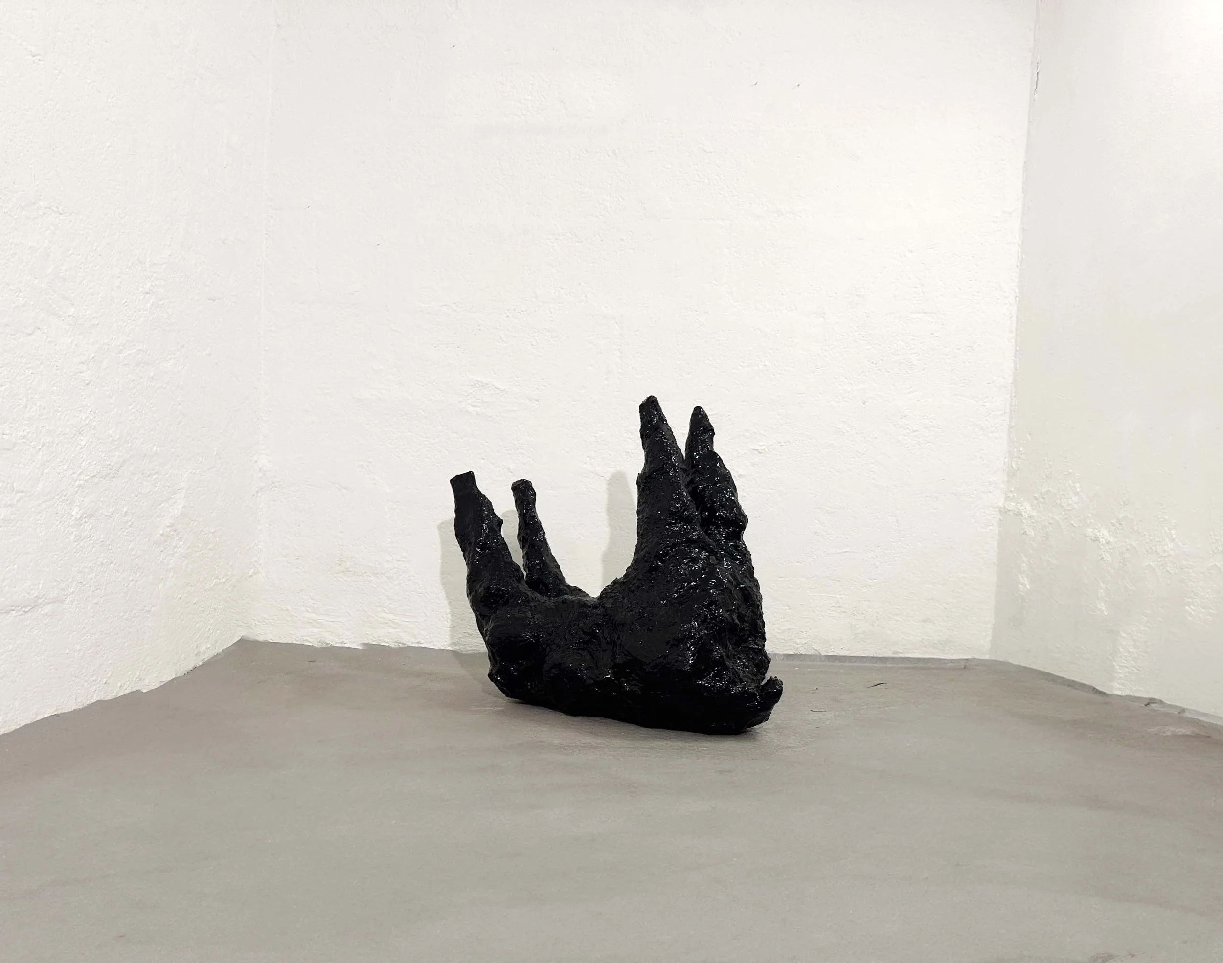 THE BLACK SHEEP
Plaster, acrylic paint and resin
45 x 55 x 30 cm
2026