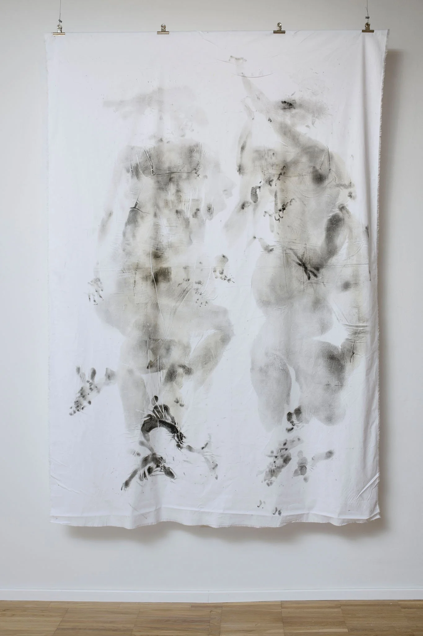 Janneke Leenders, “Dissolved”, 2023, monotipo su cotone, cm 209 x 149, courtesy Gilda Lavia, ph Giorgio Benni

