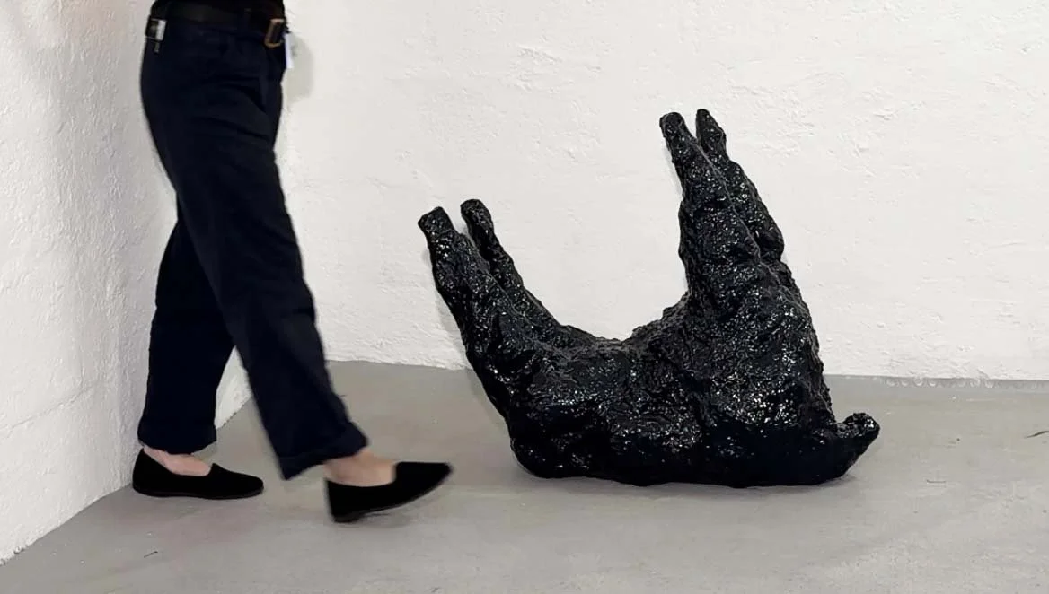 Size THE BLACK SHEEP
Plaster, acrylic paint and resin
45 x 55 x 30 cm
2026
