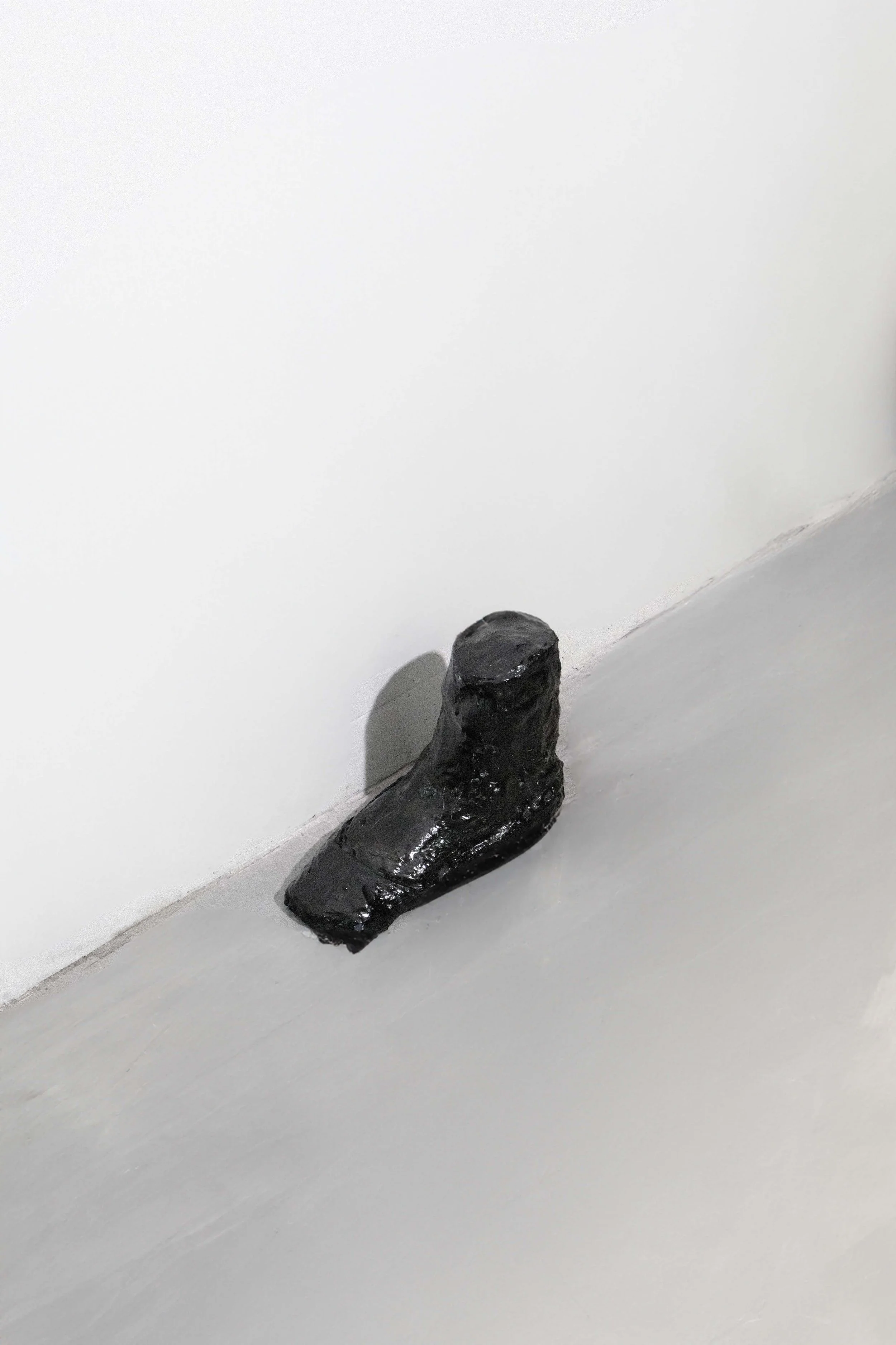 BESTE VOETJE VOOR
20 x 25 x 6 cm 
Plaster, acrylic paint and resin 
2026
