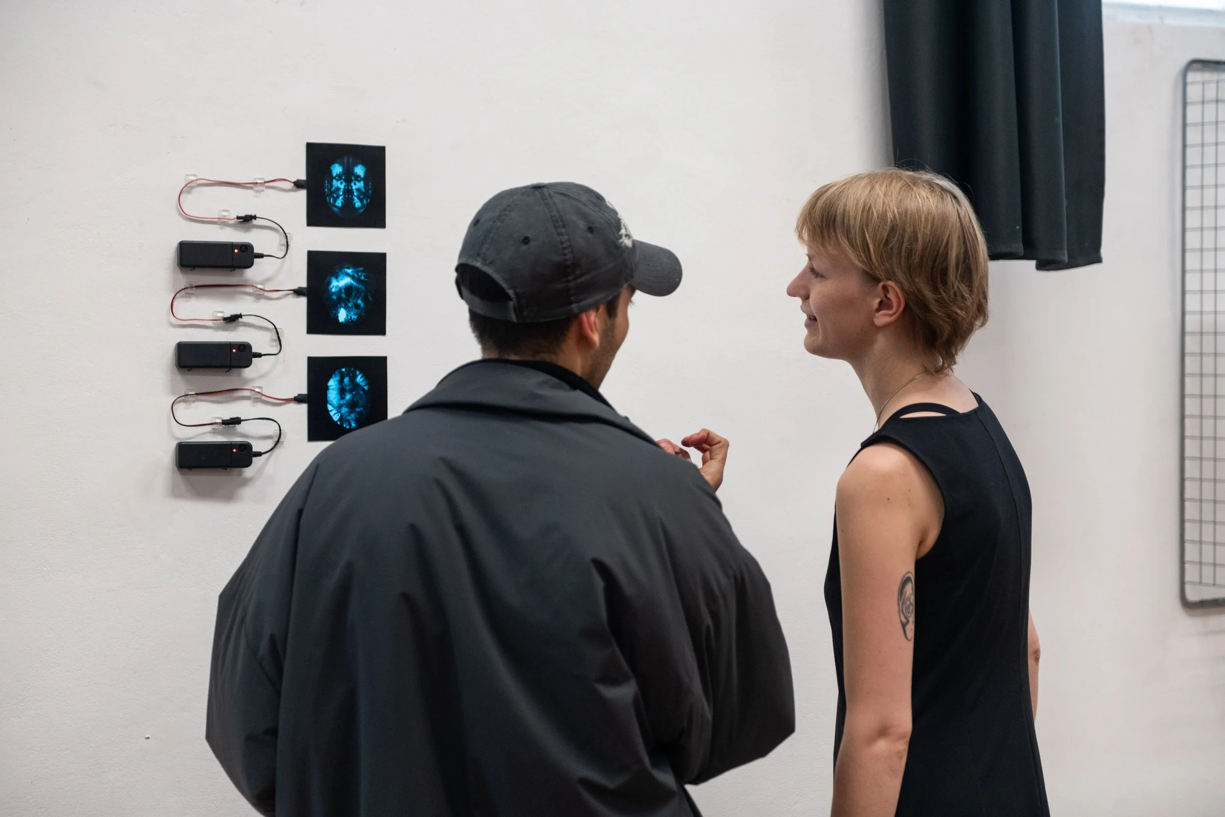 Janneke Leenders
“I And I Exist”
LED light sheets with acetate supported by batteries 
10 x 10 cm
2024