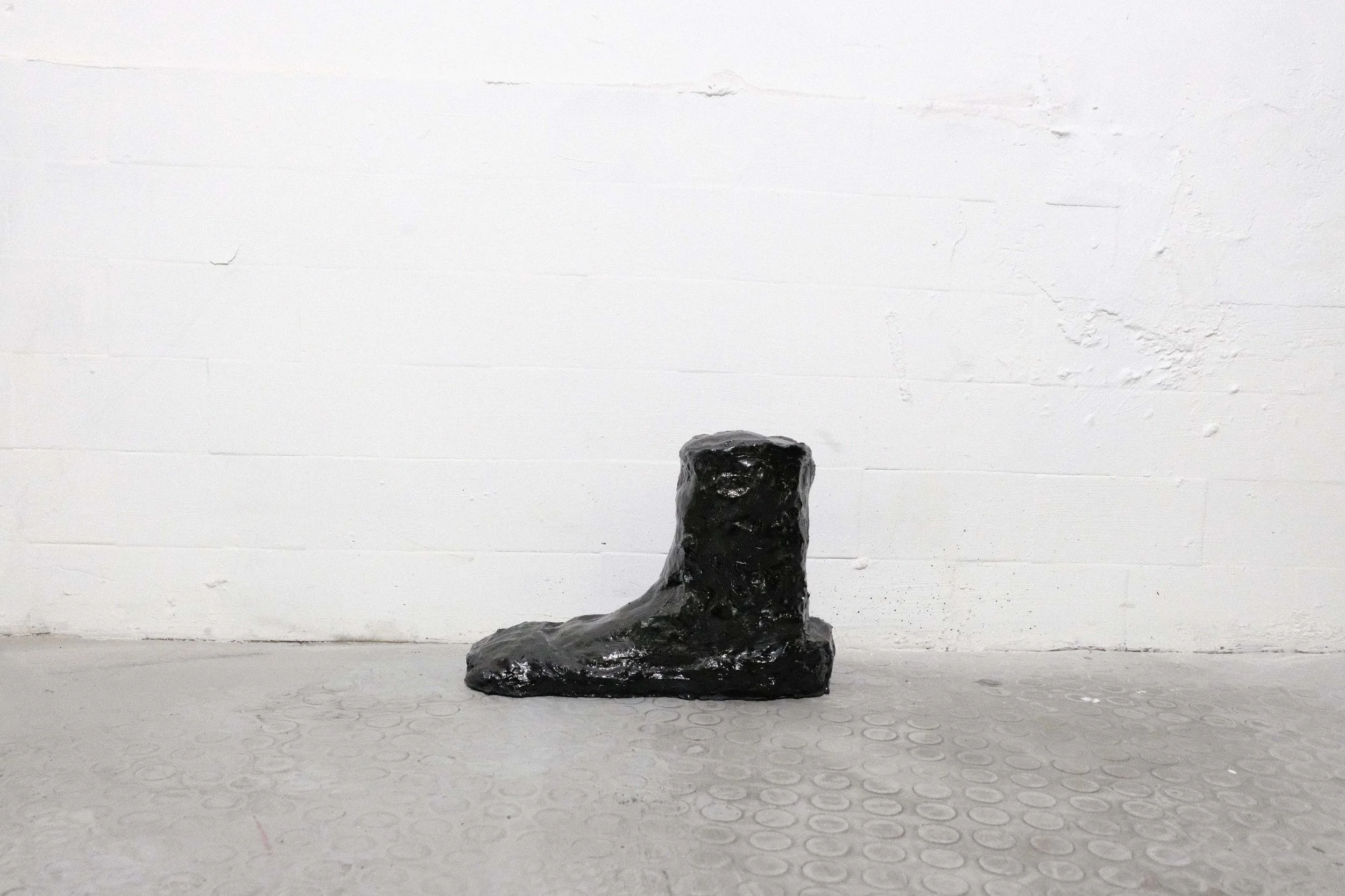 BESTE VOETJE VOOR
20 x 25 x 6 cm 
Plaster, acrylic paint and resin 
2026