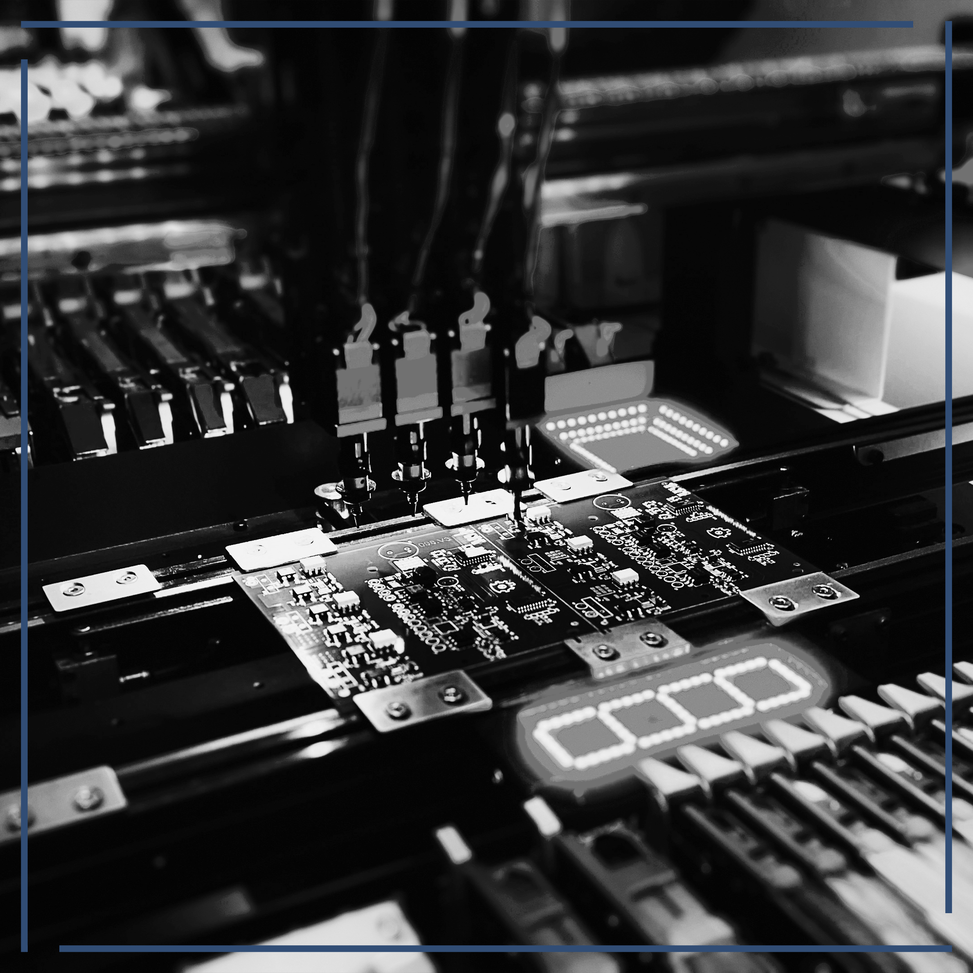 Automatisierte Maschine, die elektronische Platinen in einer Fabrikumgebung bestückt.