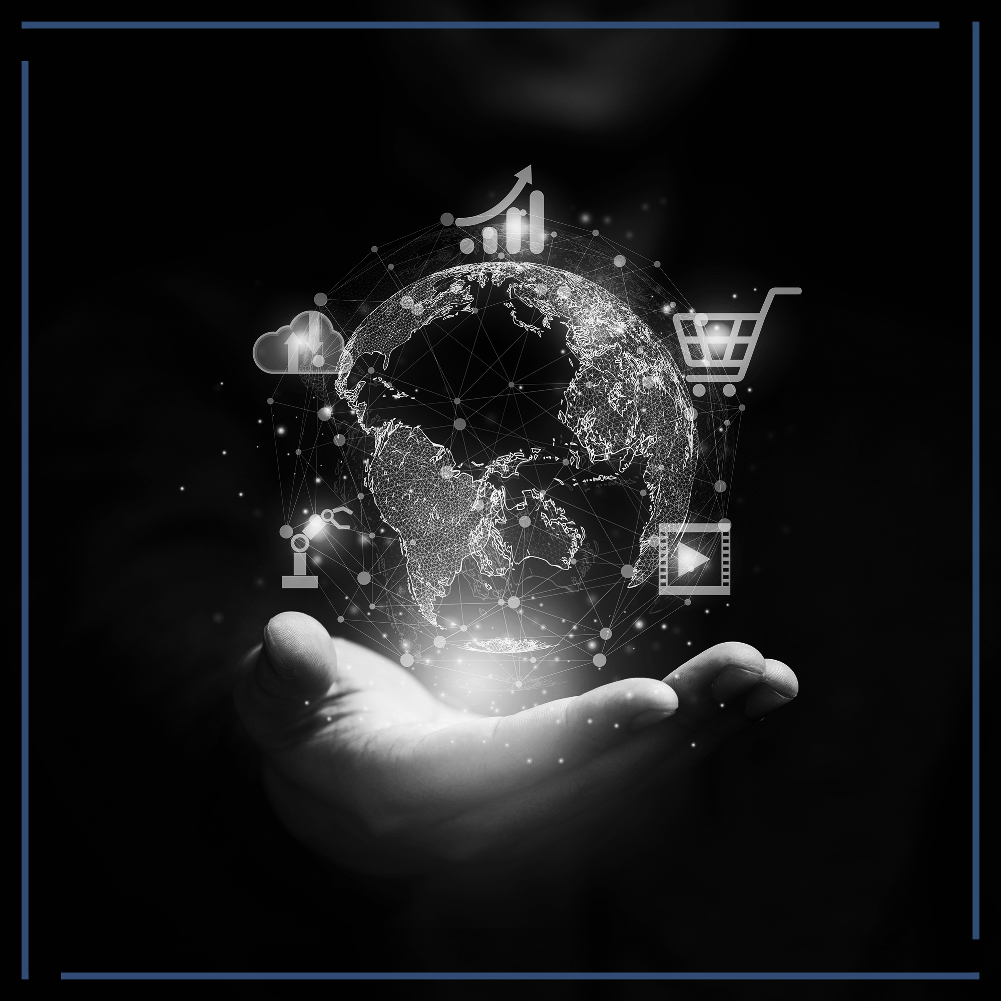 Hand hält eintransparenten digitalen Globus mit Symbolen für Cloud, Diagramme und E-Commerce auf schwarzem Hintergrund.