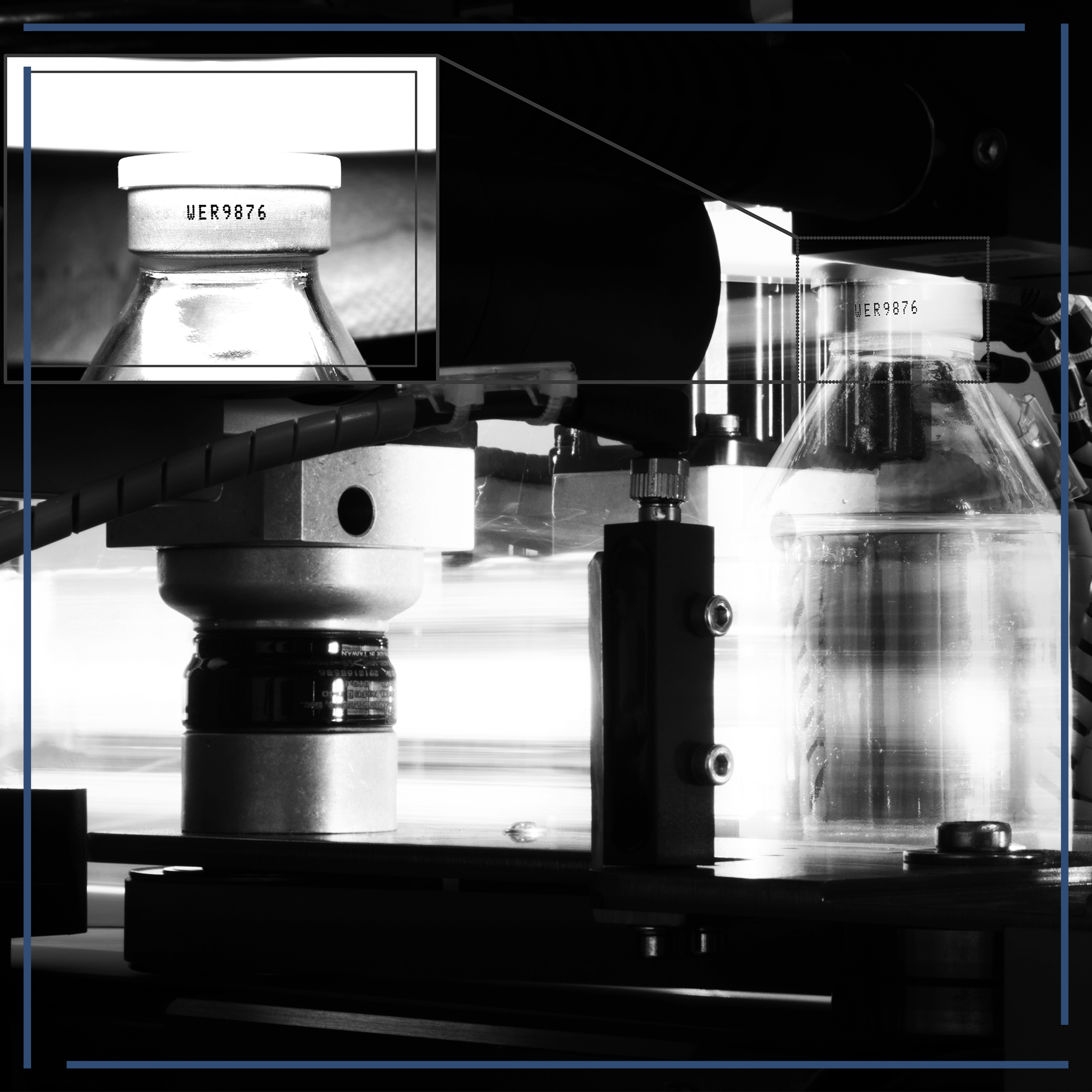Nahaufnahme eines Produktionsprozesses mit einer Flasche, die durch eine Maschine bearbeitet wird. Die Flasche trägt die Aufschrift 'WER9876' auf dem Deckel. Der Hintergrund zeigt mechanische Elemente und Hebel.