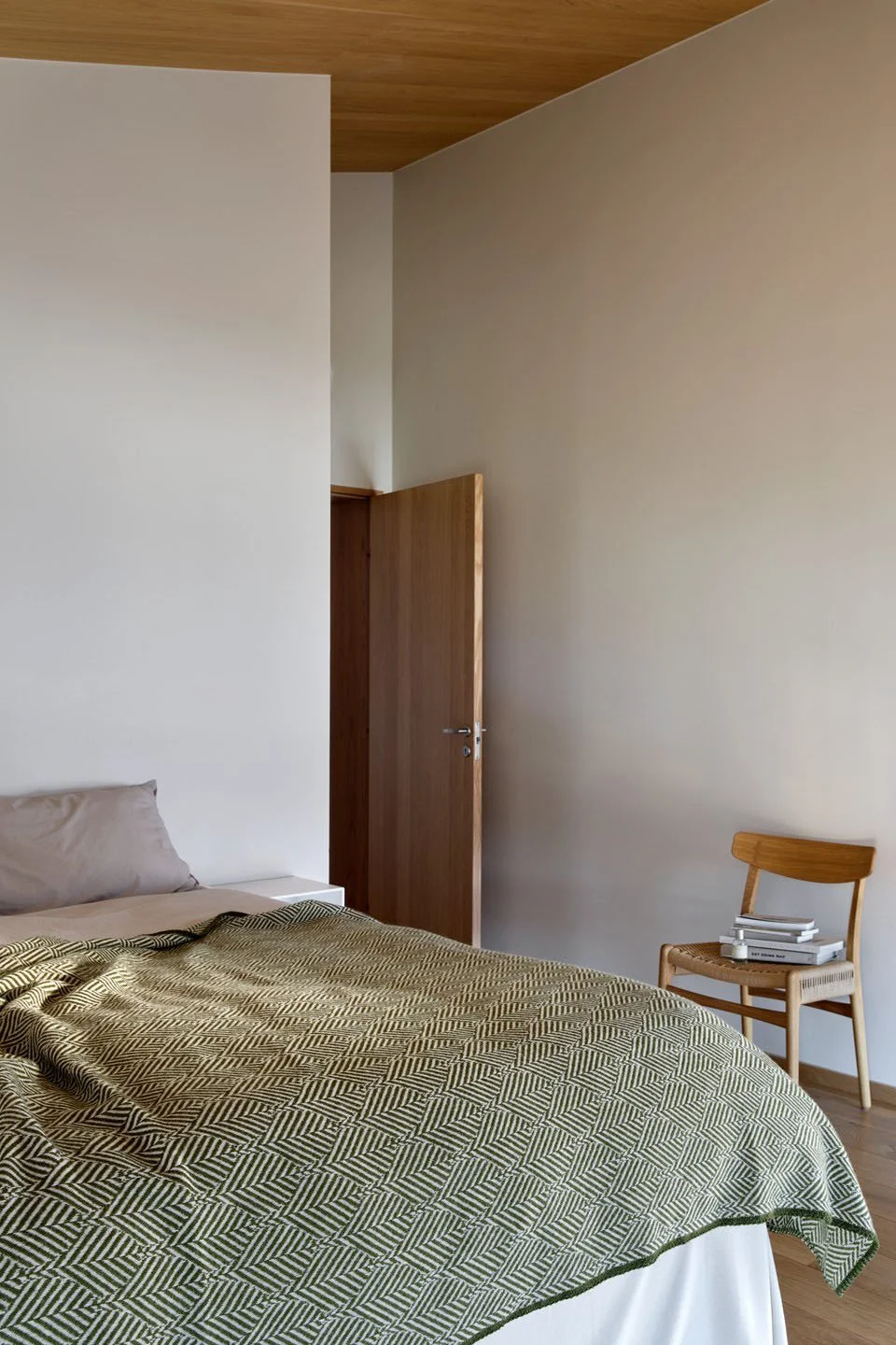 Røros Tweed / Under a tree