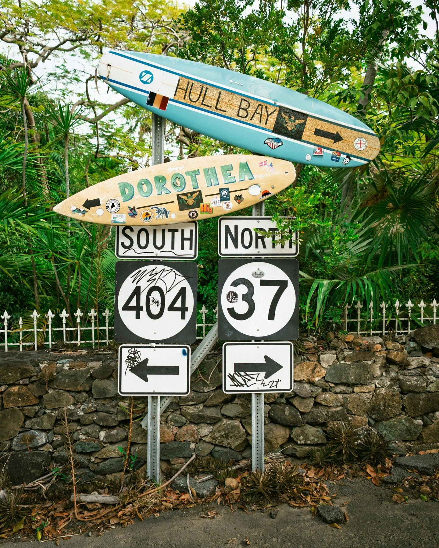 All signs point to Hull Bay. Or at least our favorite one does. Follow this one to the best fish tacos 😋 + cold drinks on the island! 
...
#stthomas #usvi #usvieats #USVirginIslands #virginislands #caribbean #caribbeantravel #islandlife