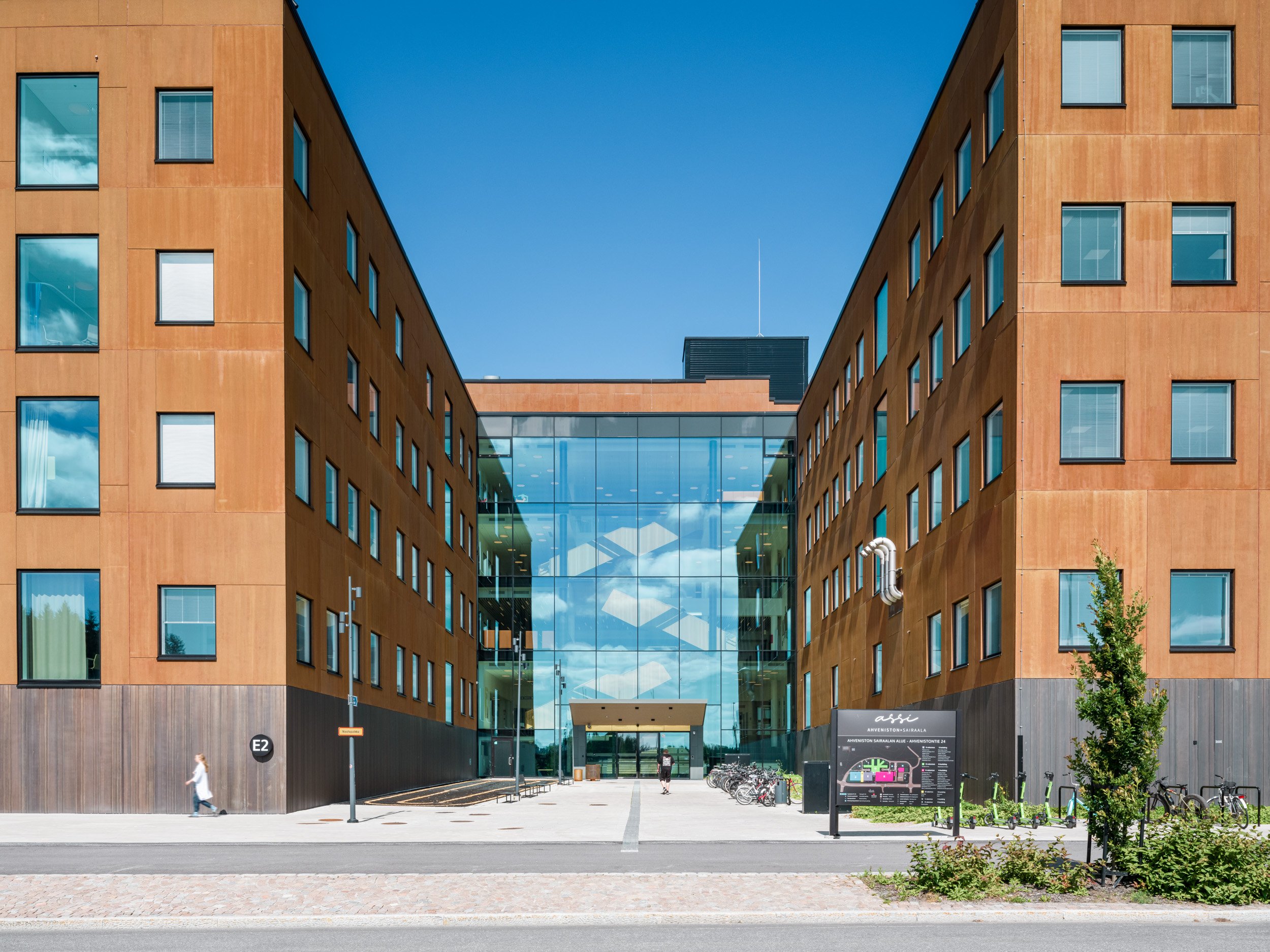 Ahveniston sairaalan lasinen sisäänkäynti.