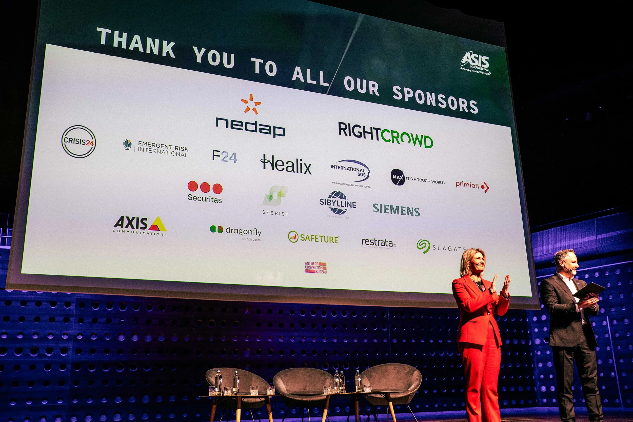 A large presentation screen displays the message 'Thank you to all our sponsors' and various sponsor logos: SIEMENS, RIGHTCROWD, NEDAP, SECURITAS. ASIS EUROPE ANTWERP 2026 at the ZOO. 