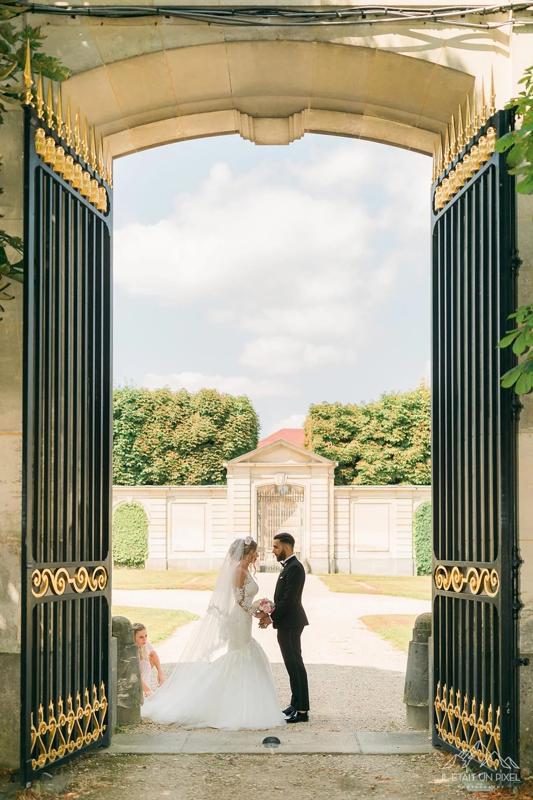 jeune marié amoureux sous le soleil bleu