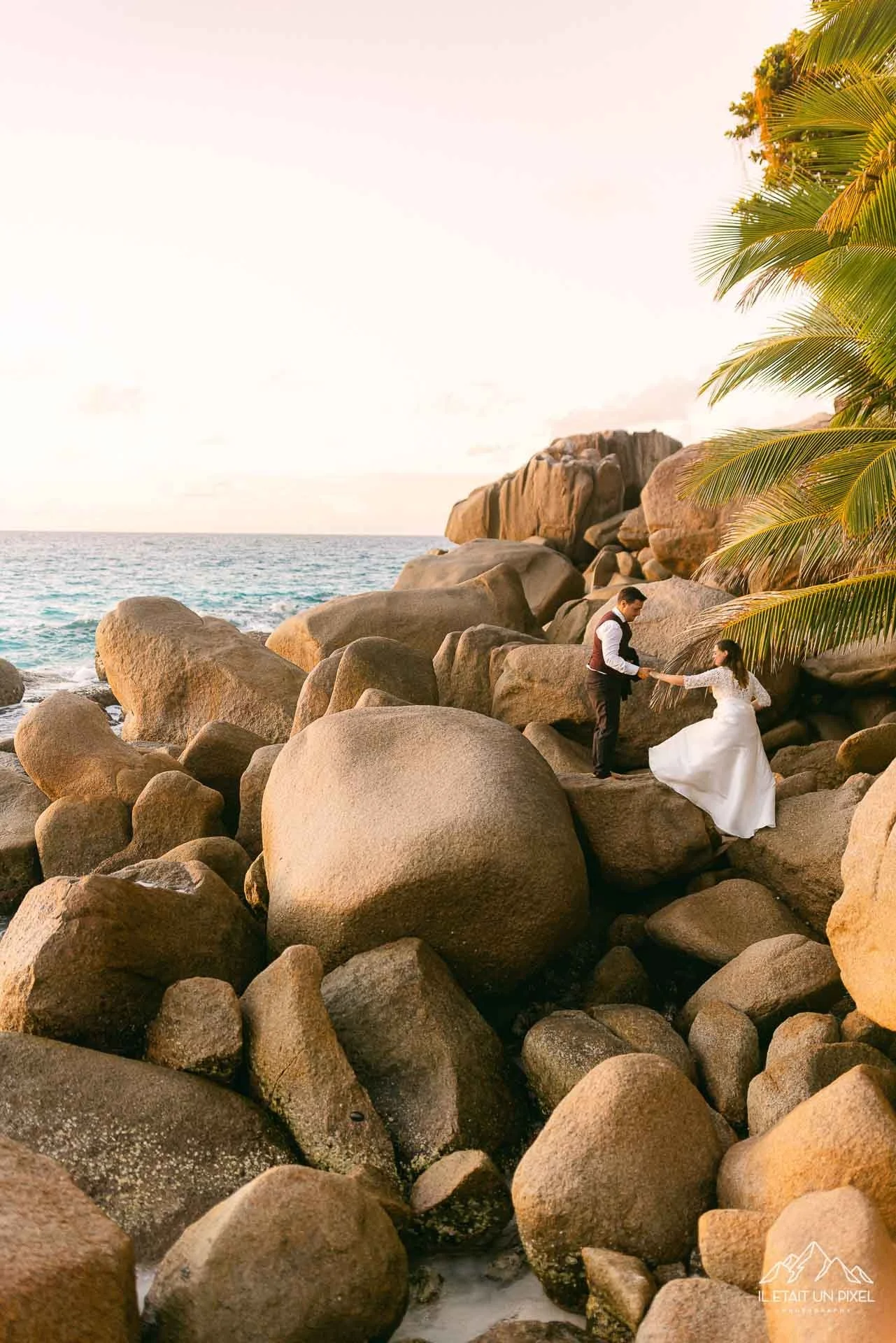 iletaitunpixel-jeremie-sangare-destination-adventure-elopement-wedding-and-honeymoon-photographer-seychelles-underwater-m169-pf84-466-1920px.jpg