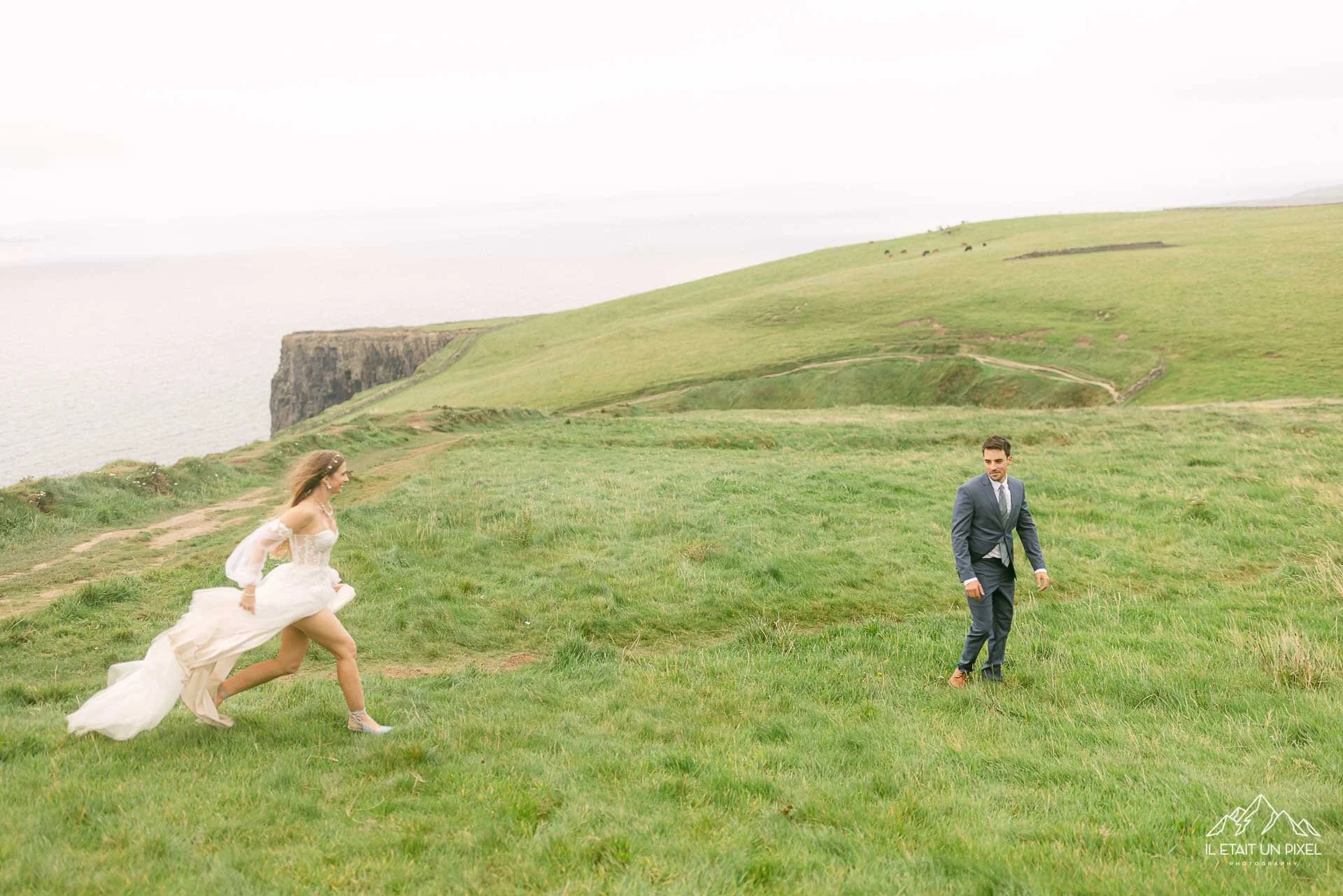 iletaitunpixel-jeremie-sangare-destination-adventure-elopement-and-wedding-photographer-france-italy-ireland-cliffs-moher-m145-pf61-342-1920px.jpg