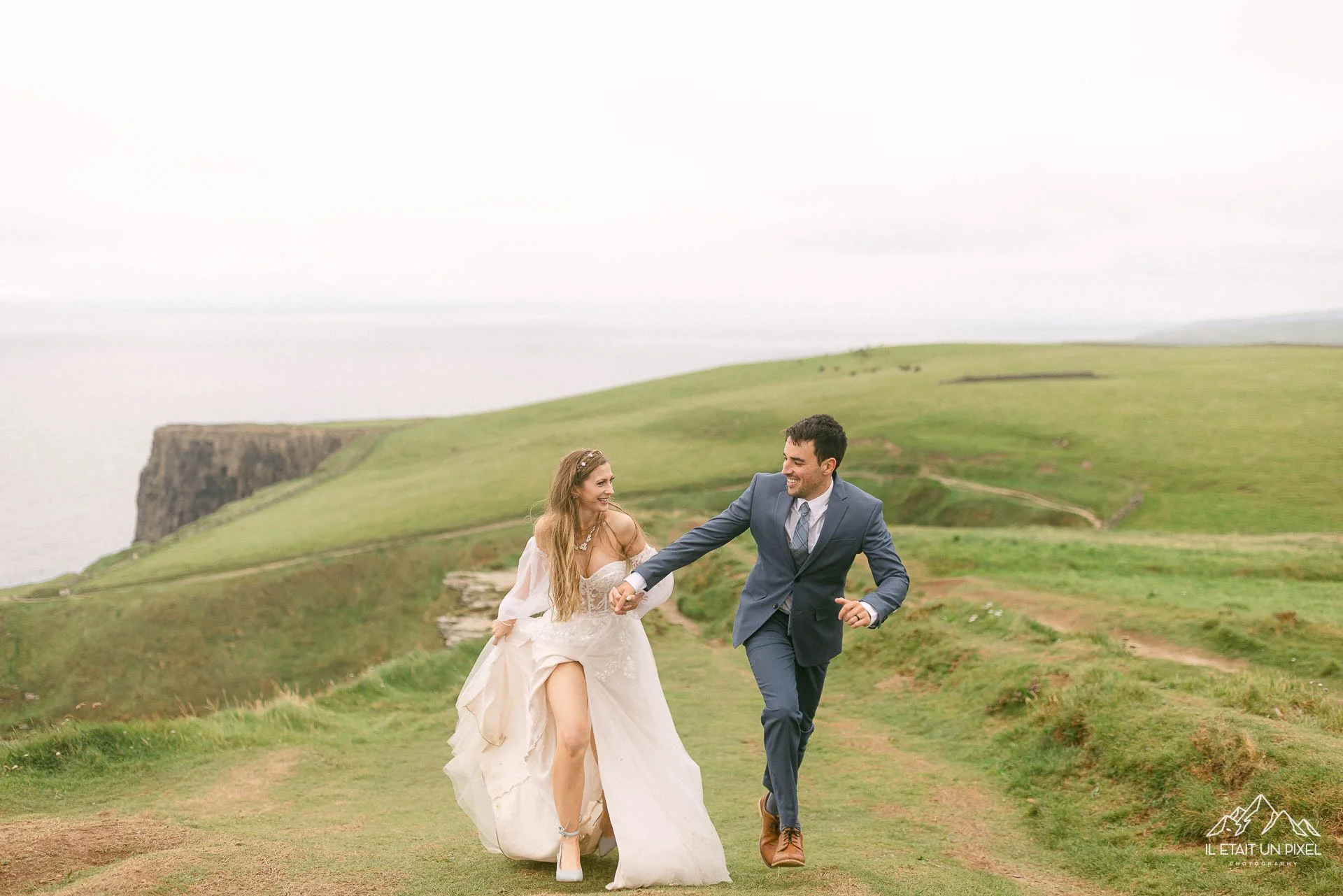 iletaitunpixel-jeremie-sangare-destination-adventure-elopement-and-wedding-photographer-france-italy-ireland-cliffs-moher-m145-pf08-330-1920px.jpg