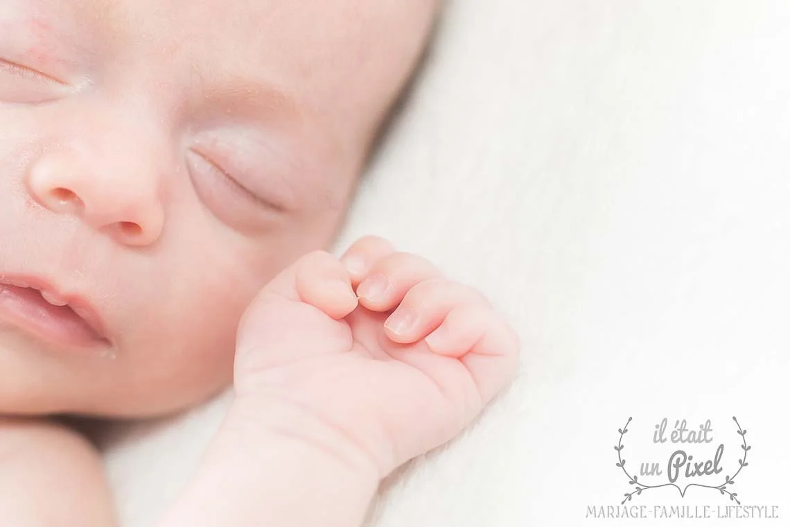 iletaitunpixel-jeremie-sangare-seance-photo-naissance-studio-shooting-bebe-nouveau-ne-newborn-posing-vendee-sables-d-olonne-anctmadn_07-1140px.jpg