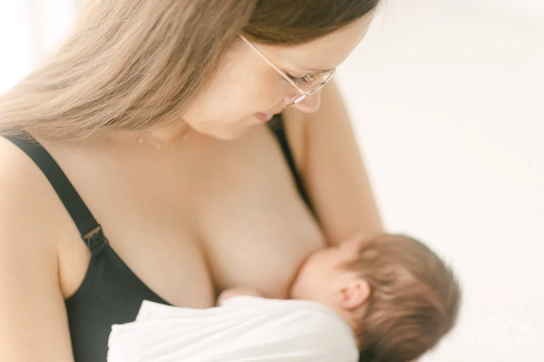 Séance photo allaitement et newborn posing