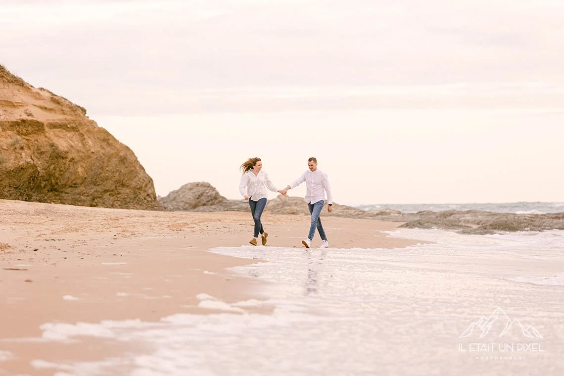 iletaitunpixel-jeremie-sangare-seance-photo-engagement-couple-vendee-plage-sauveterre-drnthr_51-1140px.jpg
