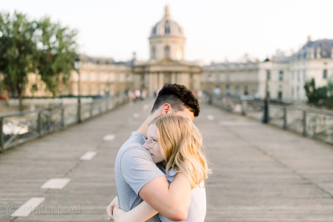 iletaitunpixel-jeremie-sangare-seance-engagement-couple-paris-pont-des-arts-lrthsa_02-1080px.jpg