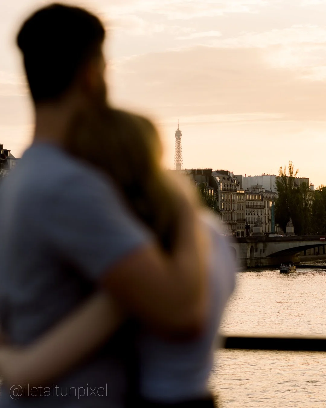 iletaitunpixel-jeremie-sangare-seance-engagement-couple-paris-pont-des-arts-lrthsa_15-1080px.jpg